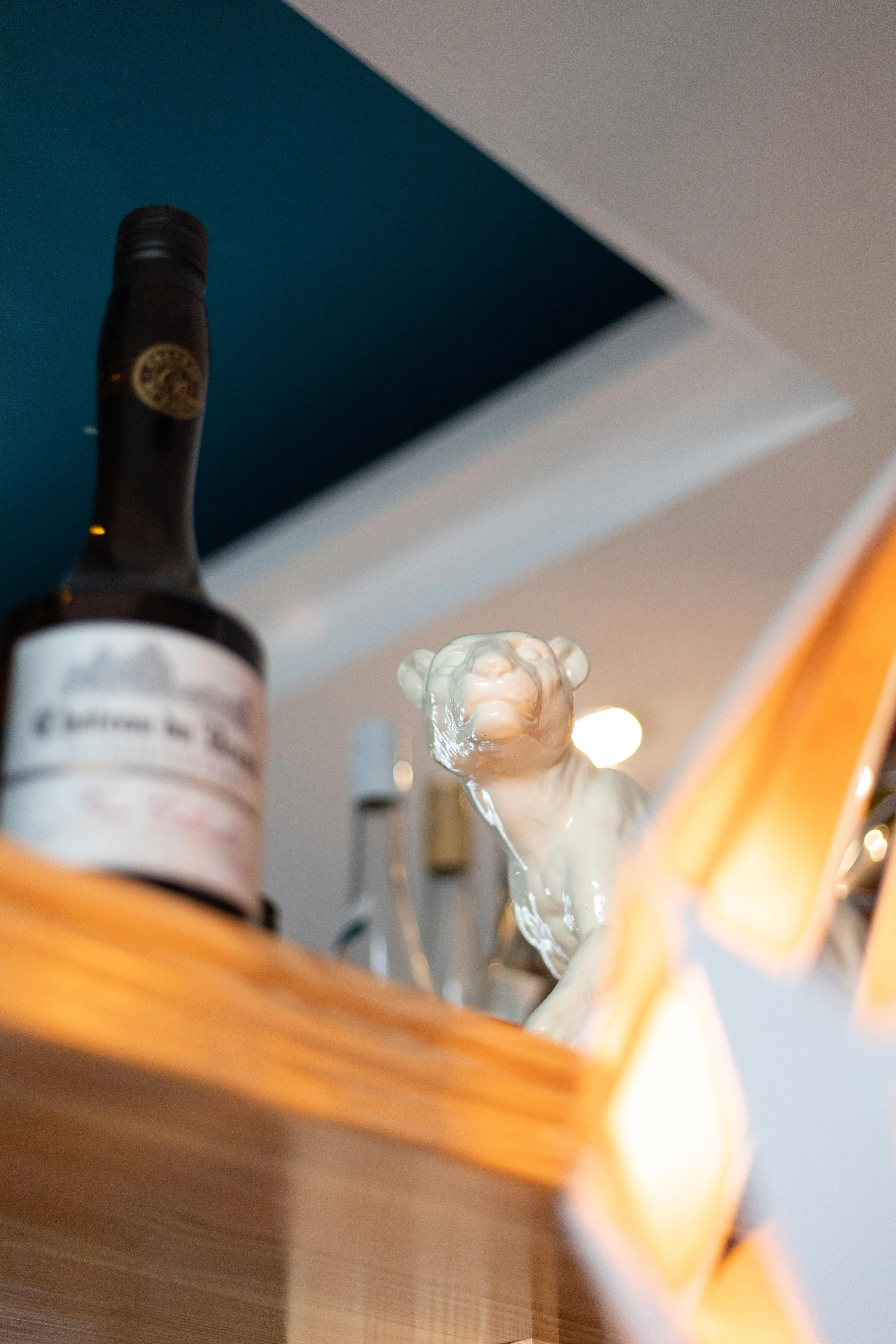 Panther statuette and wine bottle — the atmosphere of La Panthère