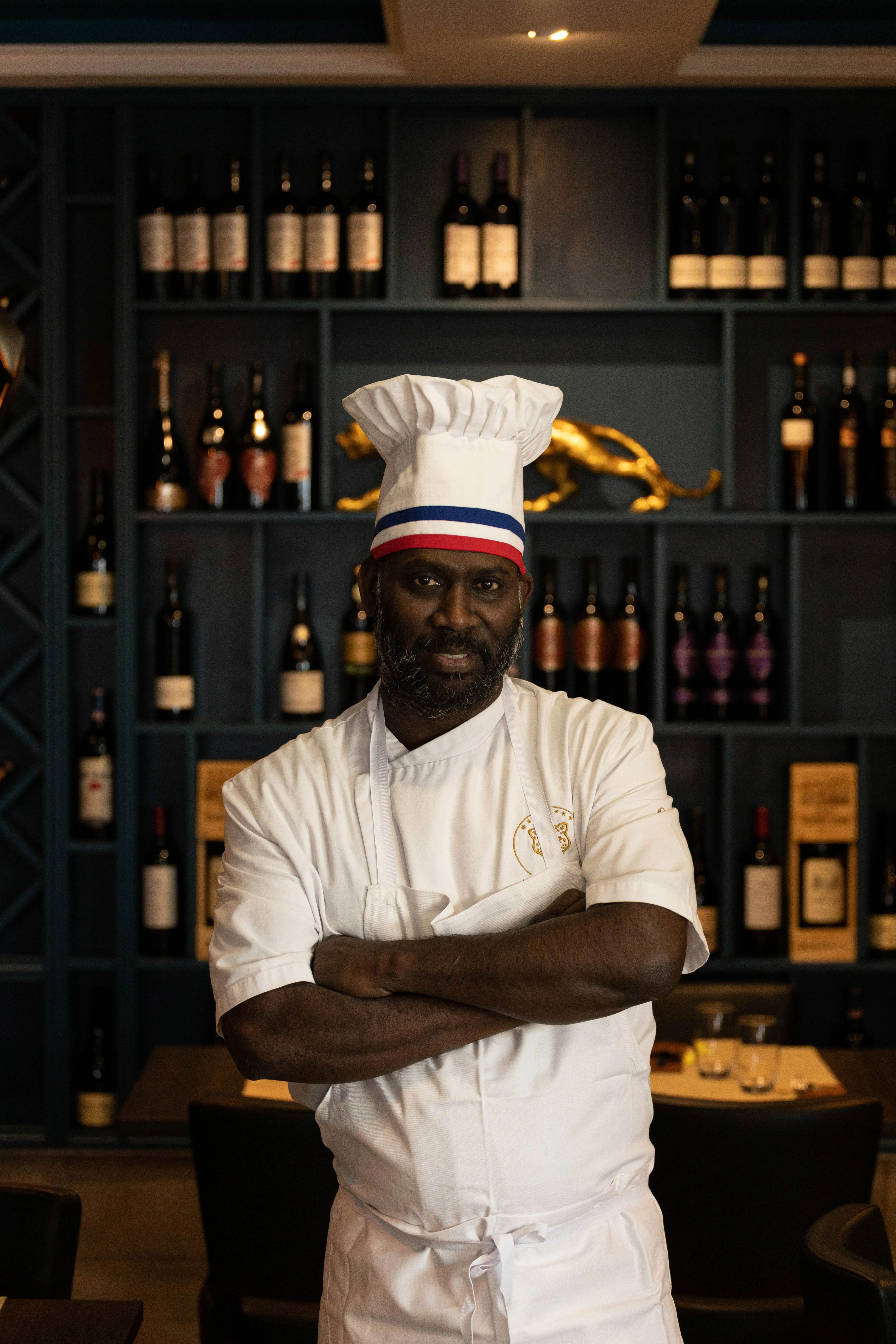 Mano, Chef des Restaurants La Panthère, vor dem Weinkeller