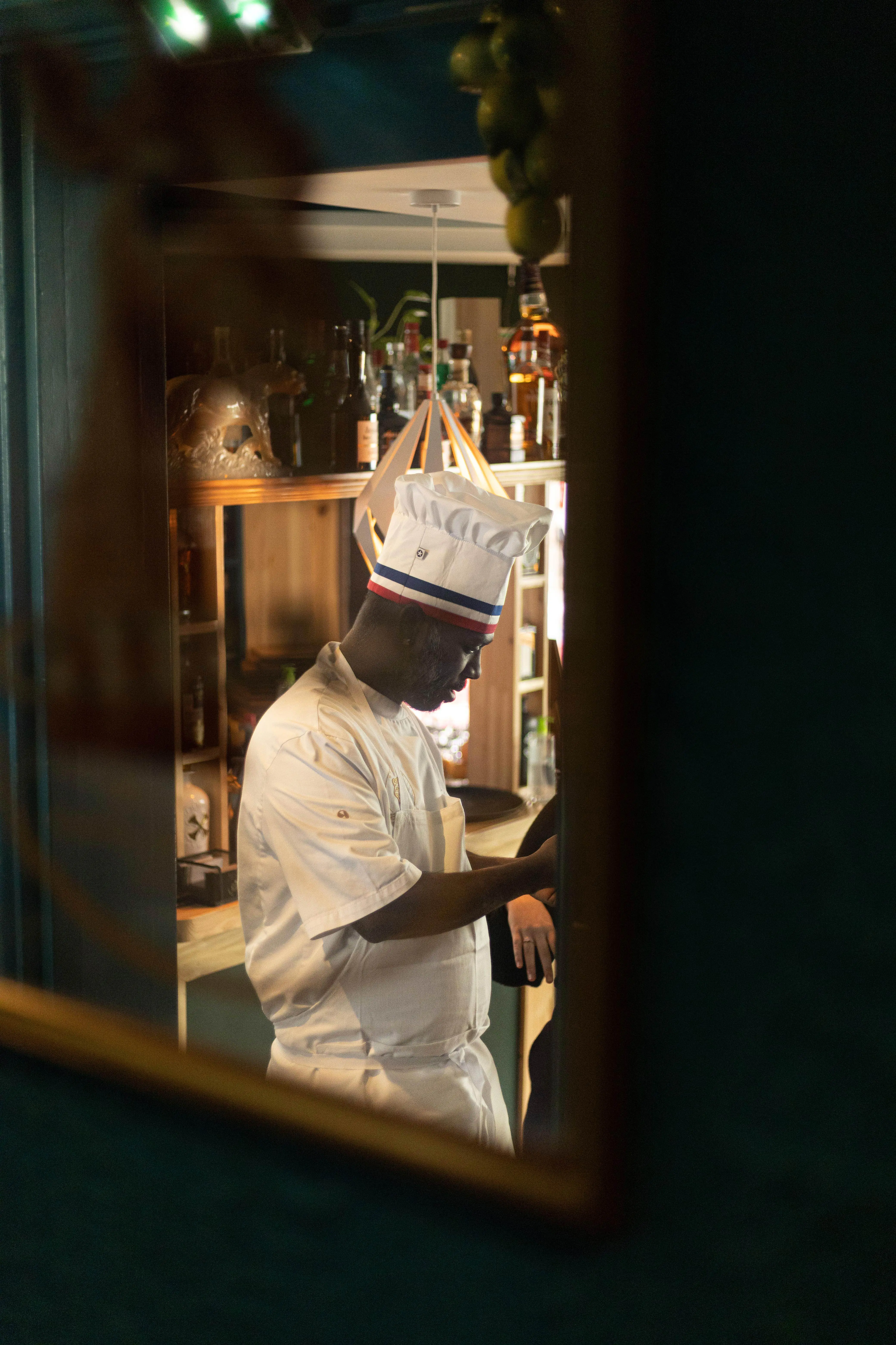 Mano im Speisesaal des Restaurants La Panthère, gedämpfte Atmosphäre