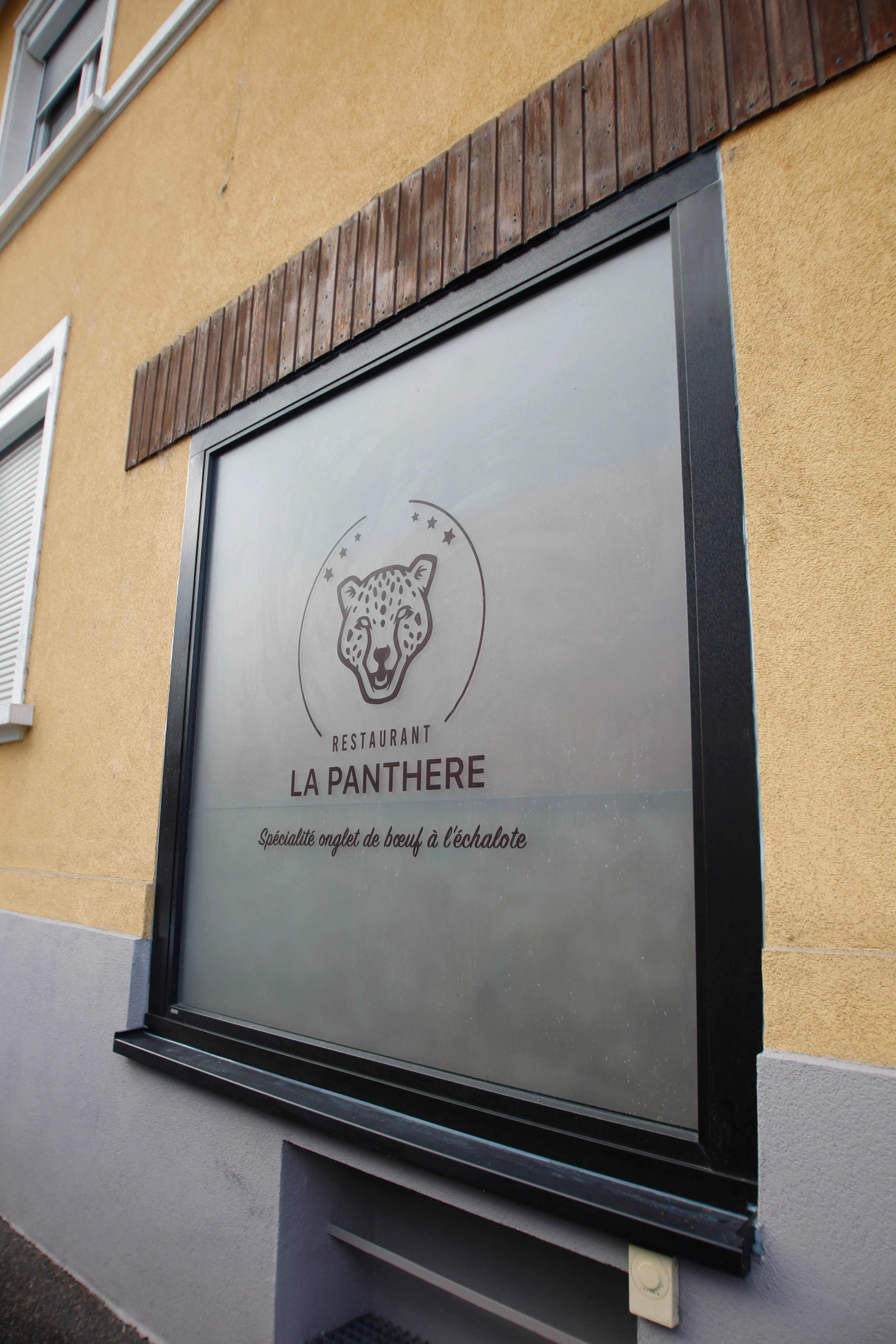 Letrero y logotipo del Restaurante La Panthère